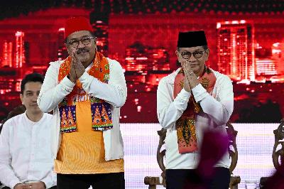 Pasangan Calon Gubernur dan Wakil Gubernur DKI Jakarta Pramono Anung (kanan) dan Rano Karno (kiri) mengikuti debat pertama pasangan Calon Gubernur dan Wakil Gubernur DKI Jakarta tahun 2024 di JIExpo Kemayoran, Jakarta, Minggu, 6 Oktober 2024. ANTARA FOTO/Aprillio Akbar