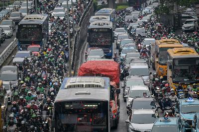 Suasana kemacetan di Jalan Gatot Soebroto, Jakarta, 14 Oktober 2024. ANTARA/Fauzan