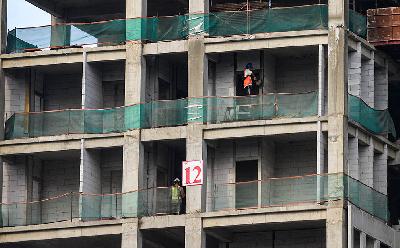 Pekerja menyelesaikan pembangunan apartemen di Jakarta, 10 September 2024. TEMPO/Tony Hartawan