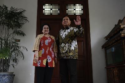 Ketua Umum PDI Perjuangan Megawati Soekarnoputri (kiri) dan Ketua Umum Partai Gerindra Prabowo Subianto (kanan) usai pertemuan tertutup di kediaman Megawawati di Jakarta, 24 Juli 2019. ANTARA/Puspa Perwitasari
