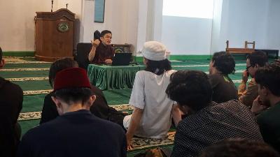 Doktor Ilmu Filsafat Universitas Islam Negeri Sunan Kalijaga Yogyakarta, Fahruddin Faiz, berceramah dalam acara Ngaji Filsafat di Masjid Jenderal Sudirman, Yogyakarta, 16 Oktober 2024. TEMPO/Shinta Maharani