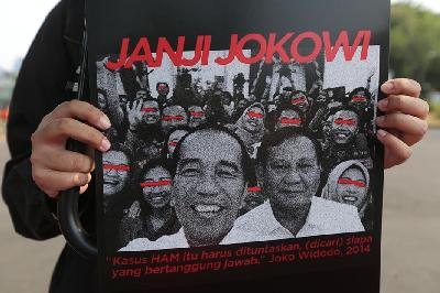 Aktivis Jaringan Solidaritas Korban untuk Keadilan (JSKK) kembali menggelar aksi Kamisan ke-836 Surat Terakhir Aksi Kamisan Untuk Presiden RI soal penegakan hukum dan HAM tak terealisasi di seberang Istana Merdeka, Jakarta, 17 September 2024. TEMPO/Subekti.