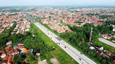 Aerial photo of vehicles passing on Pejagan-Pemalang Toll Road, Adiwerna, Tegal Regency, Central Java, Friday, May 6, 2022. ANTARA/Oky Lukmansyah