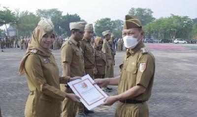 Pj. Bupati Tulang Bawang Qudrotul Ikhwan menyerahkan surat keputusan (SK) kenaikan pangkat kepada 427 Aparatur Sipil Negara (ASN). Dok. Tulang Bawang