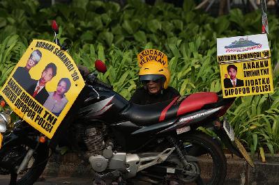 Keluarga korban pelanggaran HAM kembali menggelar aksi Kamisan ke-827 di seberang Istana Merdeka, Jakarta, 11 Juli 2024. TEMPO/Subekti.