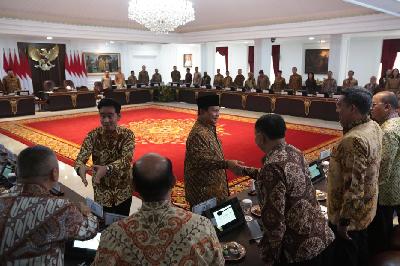 Presiden Prabowo Subianto dan Wakil Presiden Gibran Rakabuming Raka saat sidang perdana Kabinet Merah Putih di Kantor Presiden, Komplek Istana Kepresidenan, Jakarta, 23 Oktober 2024. TEMPO/Subekti.