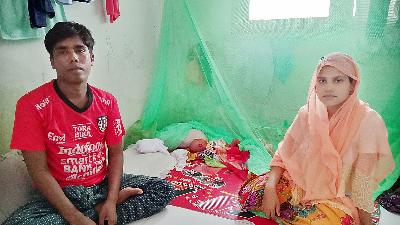 Sadek, his wife and their baby at a refugee camp in Sabang, Aceh, October 4, 2024. 
TEMPO/Dian Yuliastuti
