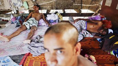 Rohingya refugees rest on makeshift beds near Songkhla, on Thailand's border with Malaysia, February 2014.
REUTERS/Damir Sagolj
