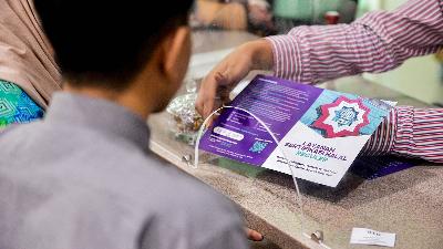 An officer shows the brochure with the requirements to apply for halal certifications at the Halal Products Guarantee Organizing Agency office in Jakarta, Thursday, October 24, 2024. TEMPO/Tony Hartawan