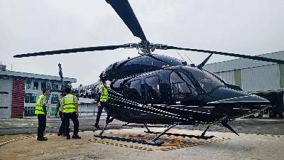 Officers prepare the Bell 429 helicopter for a demo flight at Subang Airport, Selangor, Malaysia, August 8, 2024. TEMPO/Caesar Akbar