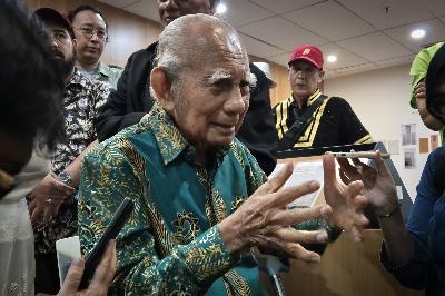 Ekonom Emil Salim (94), saat acara peluncuran tiga buku yang ditulis tiga keponakannya, yaitu Farry Salim, Chandra Salim, dan Felia Salim, di Gedung Ali Sadikin, Taman Ismail Marzuki, 28 Oktober 2024. TEMPO/Ihsan Reliubun
