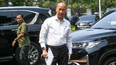 Menteri Perindustrian Agus Gumiwang Kartasasmita bersiap menghadiri rapat yang dipimpin Presiden Prabowo Subianto di Kompleks Istana Kepresidenan, Jakarta, Rabu 30 Oktober 2024. ANTARA FOTO/Hafidz Mubarak A