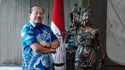 Ketua Komisi Yudisial (KY) Amzulian Rifai saat wawancara dengan Tempo, di Jakarta, 31 Oktober 2024/Tempo/Ilham Balindra