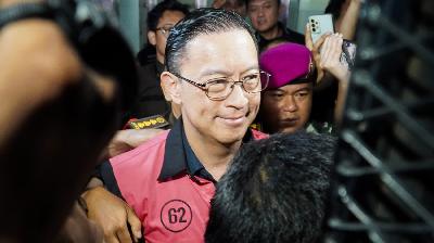 Mantan Menteri Perdagangan Thomas Trikasih Lembong atau Tom Lembong  menuju mobil tahanan usai menjalani pemeriksaan di Kejaksaan Agung, Jakarta, Selasa, 29 Oktober 2024. TempoMartin Yogi Pardamean