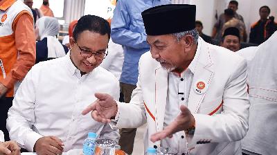 Ahmad Syaikhu (kanan) saat menyajikan hidangan kepada Anies Baswedan  di Kantor DPP PKS, Jakarta, 12 September 2023.  Tempo/M Taufan Rengganis