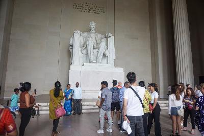 Suasana wisatawan berkunjung ke Lincoln Memorial di Washington DC, Amerika Serikat, 11 Agustus 2024. TEMPO/Shinta Maharani