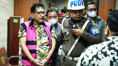 Mantan pejabat Mahkamah Agung, Zarof Ricar (kiri), berjalan menuju mobil tahanan usai diperiksa di Kejaksaan Agung, Jakarta, 25 Oktober 2024/Dok. Puspenkum Kejagung