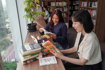 Pengunjung membaca buku di perpustakaan Korean Cultural Center Indonesia, Jakarta, 30 Oktober 2024. TEMPO/Martin Yogi Pardamean