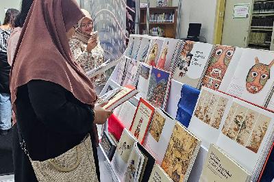 Pengunjung melihat buku di pameran sastra Korea saat Festival Literasi Asia-Afrika, di Museum Konferensi Asia Afrika, Bandung, September 2024. Dok.KCCI