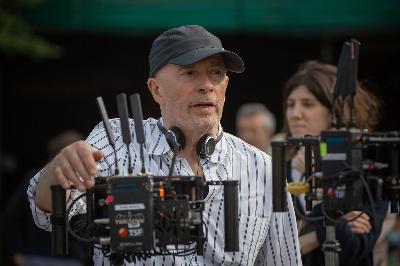 Sutradara Jacques Audiard saat proses syuting film Emilia Perez. IMDB