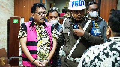 Former Supreme Court official Zarof Ricar (left) walks to a detention car after being questioned at the Attorney General's Office, Jakarta, October 25, 2024. Doc. AGO