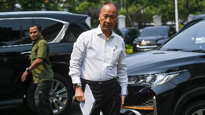 Industry Minister Agus Gumiwang Kartasasmita prepares to attend a meeting chaired by President Prabowo Subianto at the Presidential Palace Complex, Jakarta, Wednesday, October 30, 2024. ANTARA/Hafidz Mubarak A