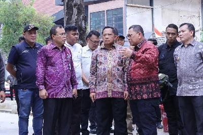 Menteri Dalam Negeri (Mendagri) Tito Karnavian di dampingi Penjabat Gubernur Sumatera Selatan dan Penjabat Wali Kota Palembang, saat meninjau Kambang Iwak di Palembang, Jumat, 1 Oktober 2024. Dok. Pemkot Palembang