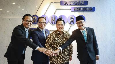 SOEs Minister Erick Thohir (second right) poses for a photo with Deputy Minister Kartika Wirjoatmodjo (second left), Dony Oskaria (left), and Aminuddin Ma'ruf (right) after attending a welcoming ceremony for ministers and deputy ministers at the SOEs Ministry office, Jakarta, Monday, October 21, 2024. ANTARA/Dhemas Reviyanto