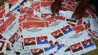 Workers sort and fold ballot papers for the 2024 Central Java Regional Head Election at the Indonesian Hajj Fellowship Association (IPHI) Building in Boyolali, Central Java, Wednesday, October 30, 2024. ANTARA/Aloysius Jarot Nugroho