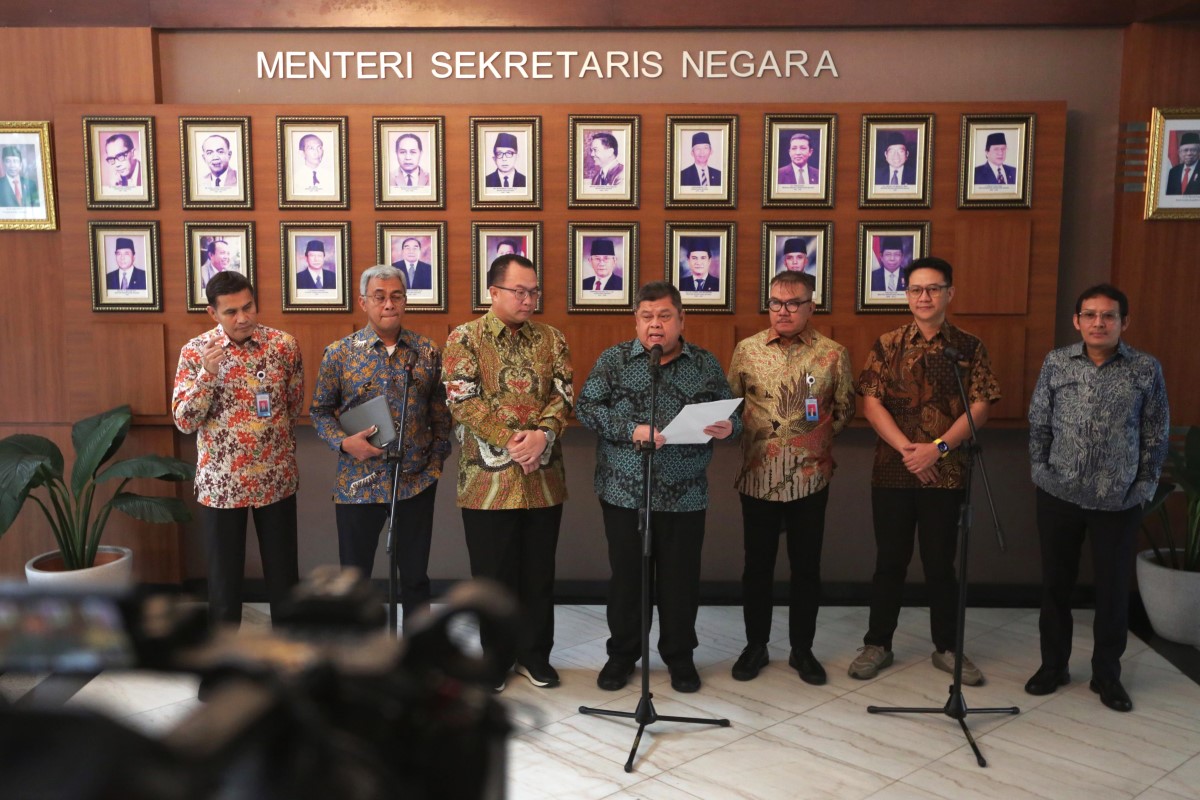 Ketua Panitia Seleksi Calon Pimpinan dan Dewan Pengawas KPK Masa Jabatan tahun 2024-2029 Muhamamd Yusuf Ateh (tengah) bersama anggota panitia seleksi memberikan keterangan pers terkait pengumuman hasil tes tertulis di Kantor Kementerian Sekretariat Negara, Jakarta, 8 Agustus 2024. TEMPO/Subekti