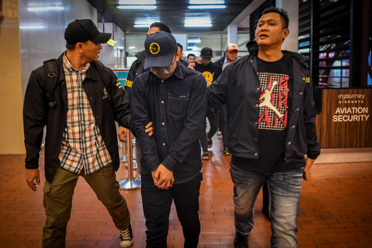 Petugas Direktorat Reserse Kriminal Umum Polda Metro Jaya membawa tersangka kasus judi online yang melibatkan pegawai di Kementerian Komunikasi dan Digital, di Terminal 2F Bandara Soekarno, Hatta, Tangerang, Banten, 10 November 2024. ANTARA/Galih Pradipta
