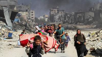 Warga Palestina mengungsi dengan berjalan kaki setelah melarikan diri dari operasi militer Israel di wilayah utara Gaza, 5 November 2024. Reuters/Mahmoud Issa