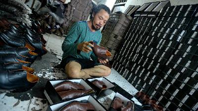 Pekerja tengah menyelesaikan pembuatan sepatu kulit di Pusat Industri Kecil Penggilingan, Jakarta, Rabu 13 November 2024. Presiden Prabowo Subianto telah menetapkan Peraturan Pemerintah (PP) No.47/2024 tentang Penghapusan Piutang Macet kepada Usaha Mikro, Kecil, dan Menengah (UMKM). Berdasarkan Pasal 2, penghapusan piutang macet yang dimaksud mencakup bank atau lembaga keuangan non-bank BUMN kepada UMKM dengan cara penghapusbukuan dan penghapustagihan piutang macet; serta pemerintah kepada UMKM dengan cara penghapusan secara bersyarat dan penghapusan secara mutlak piutang negara macet. TEMPO/Tony Hartawan