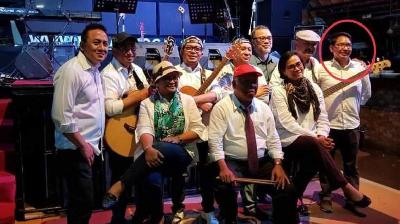 Zulkarnaen Apriliantony Kojansow alias Tony (paling kanan) berfoto bersama penonel grup musik Elek Yo Band setelah berlatih di sebuah restoran di Yogyakarta, 2019./Dok. Istimewa