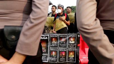 Jaringan Solidaritas Korban untuk Keadilan (JSKK) menggelar Aksi Kamisan memperingati 26 Tahun Tragedi Mei 1998 di seberang Istana Negara, Jakarta, 16 Mei 2024. Tempo/Subekti