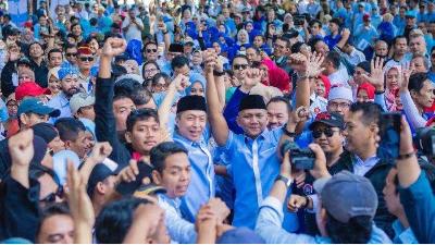 Calon Wali Kota dan Calon Wakil Wali Kota Bogor, Dedie Rachim dan Jenal Mutaqin berfoto bersama para pendukungnya. Dok. Istimewa