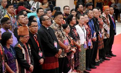 Suasana Sidang Raya XVIII PGI pada Sabtu, 9 November 2024. Gubernur Sulawesi Utara, Olly Dondokambey (kelima dari kiri) kembali terpilih sebagai Ketua II PGI. Dok. Istimewa