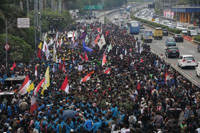 Massa aksi unjuk rasa menolak revisi RUU Pilkada menjebol jeruji pagar di salah satu sisi gedung DPR RI, Jakarta, 22 Agustus 2024. TEMPO/Subekti