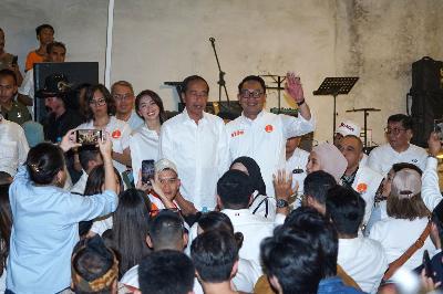 Presiden Ke-7 RI Joko Widodo bersama Calon Gubernur DKI Jakarta nomor urut 1 Ridwan Kamil saat pertemuan di Kaizen Coffee, Cempaka Putih, Jakarta, 18 November 2024. TEMPO/Ilham Balindra