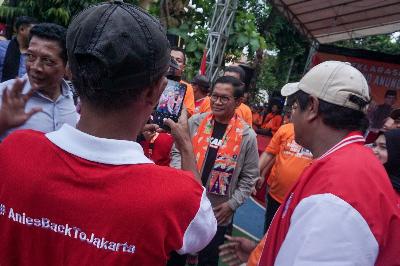 Calon Gubernur DKI Jakarta Nomor Urut 3 Pramono Anung saat menyambangi Tebet untuk menghadiri deklarasi dukungan Gerakan Kolaborasi Jakarta kepada Paslon Pramono-Rano, Jakarta, 6 November 2024. TEMPO/Ilham Balindra