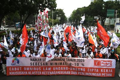 Ribuan buruh yang tergabung dalam KSPI melakukan aksi unjuk rasa salah satunya menuntut kenaikan upah minimum tahun 2025, di kawasan Patung Kuda, Monas, Jakarta, 24 Oktober 2024. TEMPO/Subekti