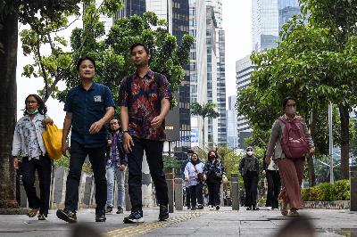 Warga berjalan sepulang bekerja di kawasan Jalan Jenderal Sudirman, Jakarta, 31 Oktober 2024. ANTARA/Muhammad Adimaja
