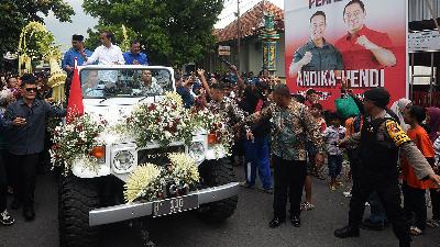 Indonesia's 7th President Joko Widodo (center) accompanied by Central Java Governor and Vice Governor Candidate number 2, Ahmad Luthfi (right) - Taj Yasin (left) greets supporters and residents during a parade in Klaten, Central Java, Friday, November 22, 2024. ANTARA/Aloysius Jarot Nugroho