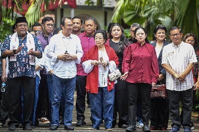 Presiden RI ke-5 Megawati Soekarnoputri berjalan bersama (dari kiri) Calon Wakil Gubernur Rano Karno, Ketua Bidang UMKM, Ekonomi Kreatif dan Digital PDIP Prananda Prabowo, Ketua DPR Puan Maharani dan Calon Gubernur Pramono Anung menuju Tempat Pemungutan Suara (TPS) pada Pemilihan Umum Kepala Daerah (Pilkada) DKI Jakarta di TPS 024 Kebagusan, Jakarta, 27 November 2024. ANTARA/Muhammad Adimaja