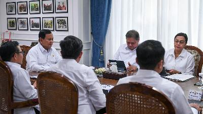 President Prabowo Subianto (second left) leads a closed meeting on the 2025 minimum wage at the Presidential Office, Jakarta, Friday, November 29, 2024. President Prabowo Subianto announced a 6.5 percent increase in the average national minimum wage for 2025. ANTARA/Hafidz Mubarak A