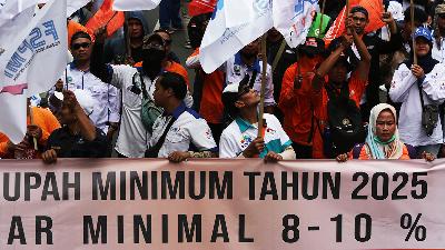 Thousands of workers rally to demand an 8-10 percent increase in the 2025 minimum wage around the Arjuna Wijaya Monument, Monas, Jakarta, Thursday, October 24, 2024. TEMPO/Subekti