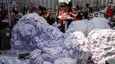 Workers making T-shirts at the Sinergi Adv Nusantara textile factory in Srengseng Sawah, Jakarta, Tuesday, October 31, 2023. TEMPO/Tony Hartawan