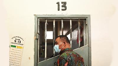 Members of Commission XIII of the House of Representatives observe a detention cell during an inspection at Salemba Class I Detention Center, Jakarta, Thursday, November 14, 2024. The inspection was carried out following the escape of seven detainees and prisoners from the detention center. The inspection found that not all CCTV cameras were functioning and the detention center was overcrowded. ANTARA/Indrianto Eko Suwarso