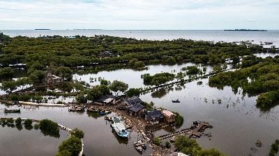 Boats moored in a fishermen's village in the Tanjung Pasir mangrove area, part of Pantai Indah Kapuk 2, Teluk Naga, Tangerang, Banten, Friday, December 6, 2024. TEMPO/Tony Hartawan