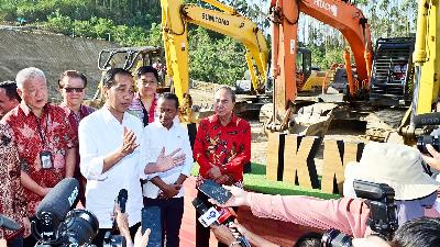 Indonesian 7th President Joko Widodo gives a press statement accompanied by the Chairman of the Nusantara Consortium, Sugianto Kusuma aka Aguan (left), Franky Oesman Widjaja from Sinarmas Group (second left), Maruarar Sirait (third right), Bahlil Lahadalia (second right), and Alfamart Founder Djoko Susanto after laying the first stone for the construction of the Nusantara Hotel in the Nusantara Capital City (IKN) area, Penajam Paser Utara Regency, East Kalimantan, Thursday, September 21, 2023. BPMI Setpres/Muchlis Jr